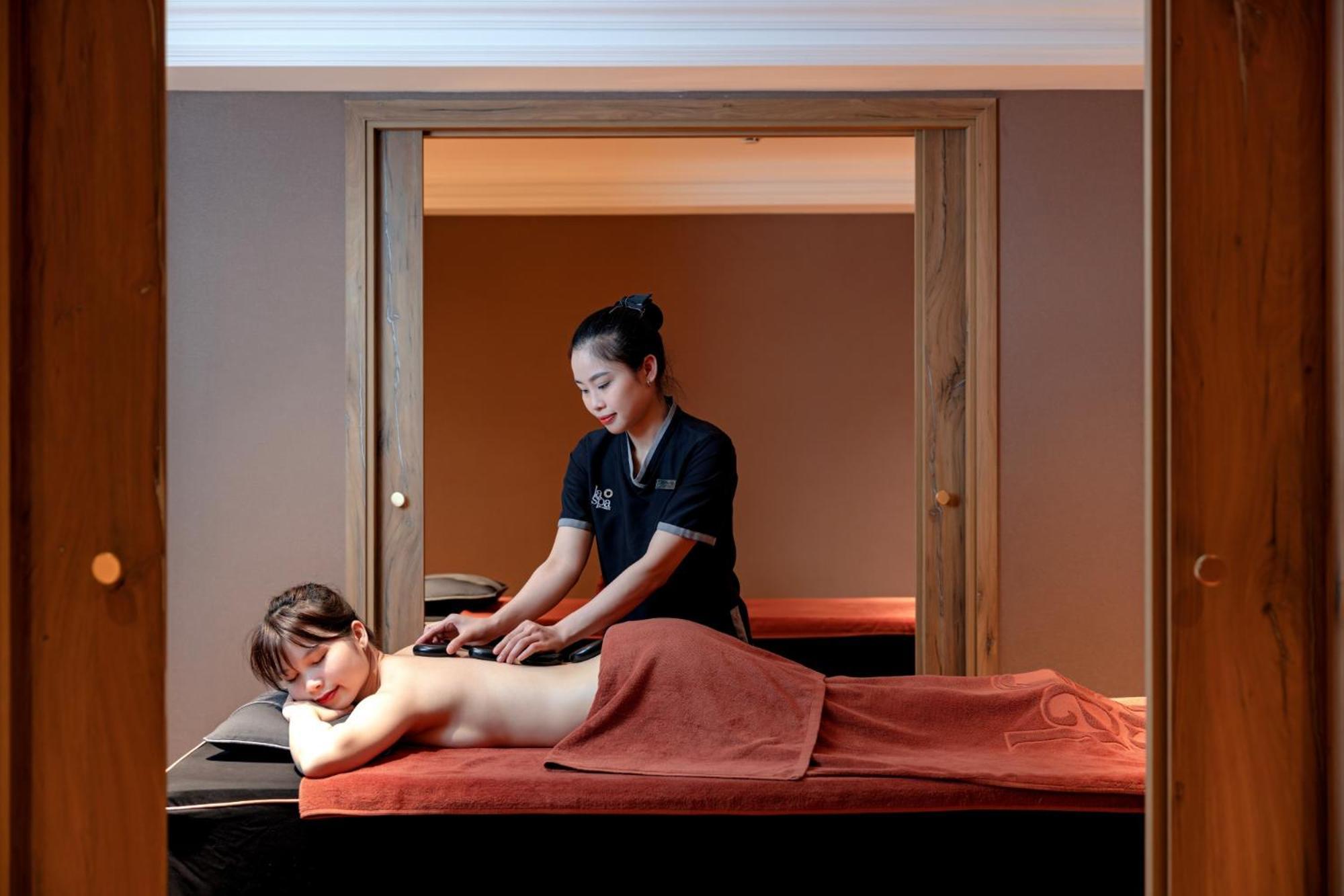 La Siesta Classic Hang Thung Hanoi Exterior foto A woman receiving a massage