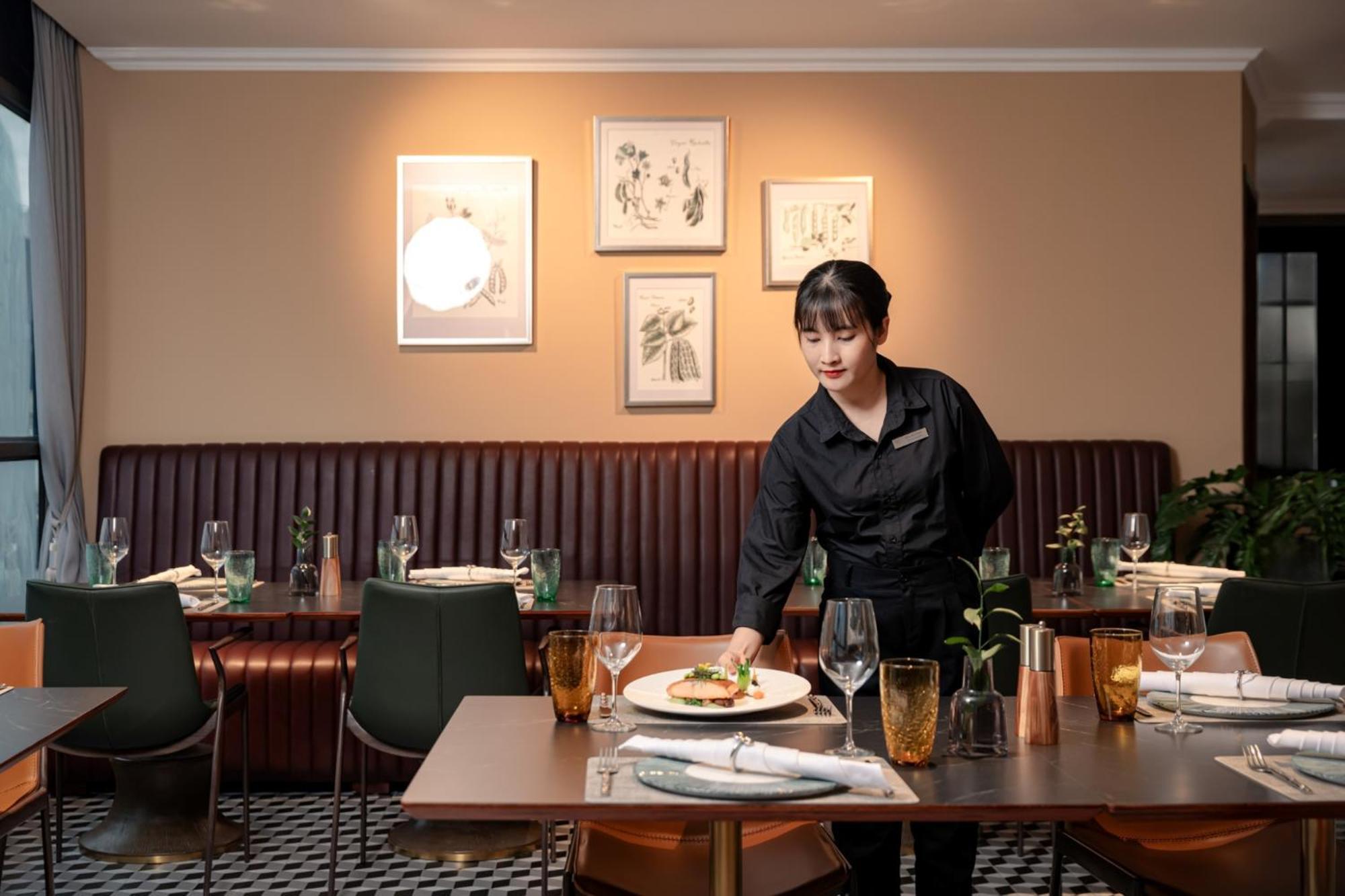 La Siesta Classic Hang Thung Hanoi Exterior foto A server at work