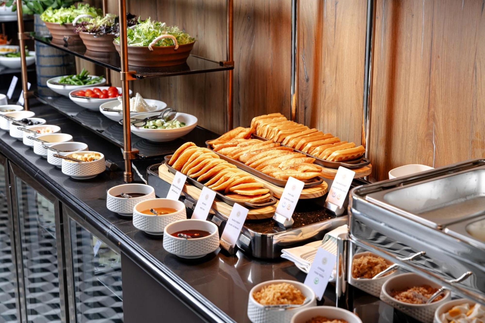 La Siesta Classic Hang Thung Hanoi Exterior foto A buffet at a hotel